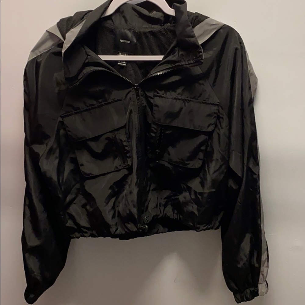 Froever 21 black windbreaker jacket w/ reflective